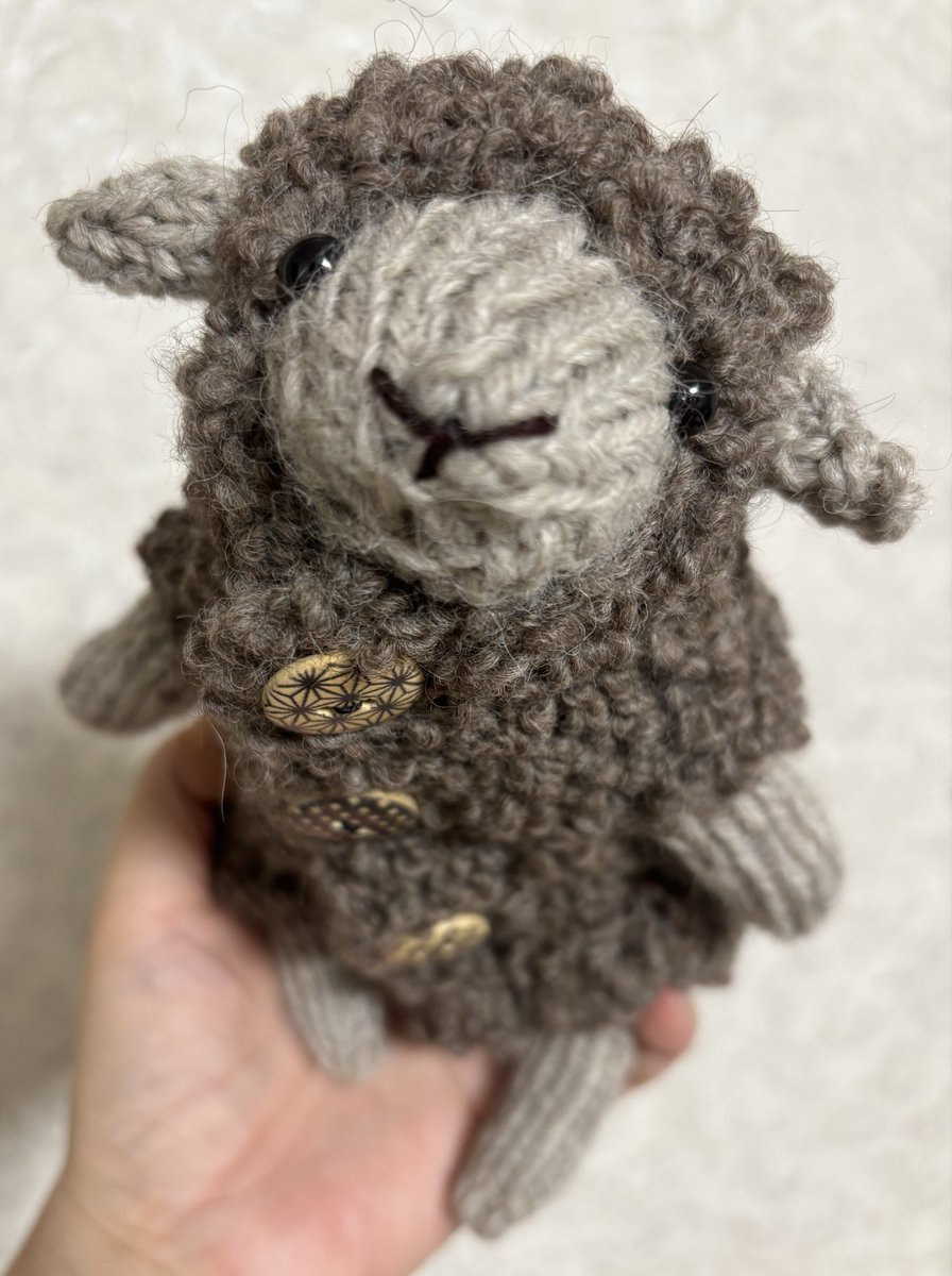LoveNOAH36's tweet photo. 手芸屋さんの都合で注文した毛の🧶が三玉全てブラウン🤎に。三つ子ちゃんを作ることにしました。アルパカウールも二匹が同じ色。ややこしくなりそうですが、まず一匹目！　相変わらずメリヤス編みが揃わないしはぎも下手だけど、かわいい🩷

#編み物
#ひつじの着せ替え棒ぐるみ https://t.co/uI3LYNlzq2