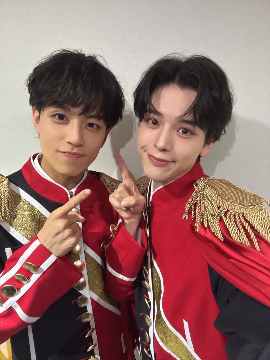 cloudten_member's tweet photo. 『We're Cloud ten』初の公演を終えて  

⭐️佐藤流星
皆さんの応援があってこそ、無事に11人で初日を迎えることができました！本当にありがとうございます！これから沢山思い出作ろうね〜！🌟

⭐️福間しん
本日、僕たちの初日公演に来てくださったみなさん本当にありがとうございました😭🌟
みなさん今日は楽しめましたか😌❓
僕はステージから🟠のペンライトや僕のうちわが見えて、胸がいっぱいになりました
もっとかっこいい僕をみんなに見つけてもらえるように、これからも頑張ります！
いつも沢山の応援、本当にありがとうございます！
これからシアターで沢山思い出作ろうね🐻‍❄️🧡

#佐藤流星 #福間しん #Cloudten
#クラウドテン #CloudtenTHEATER