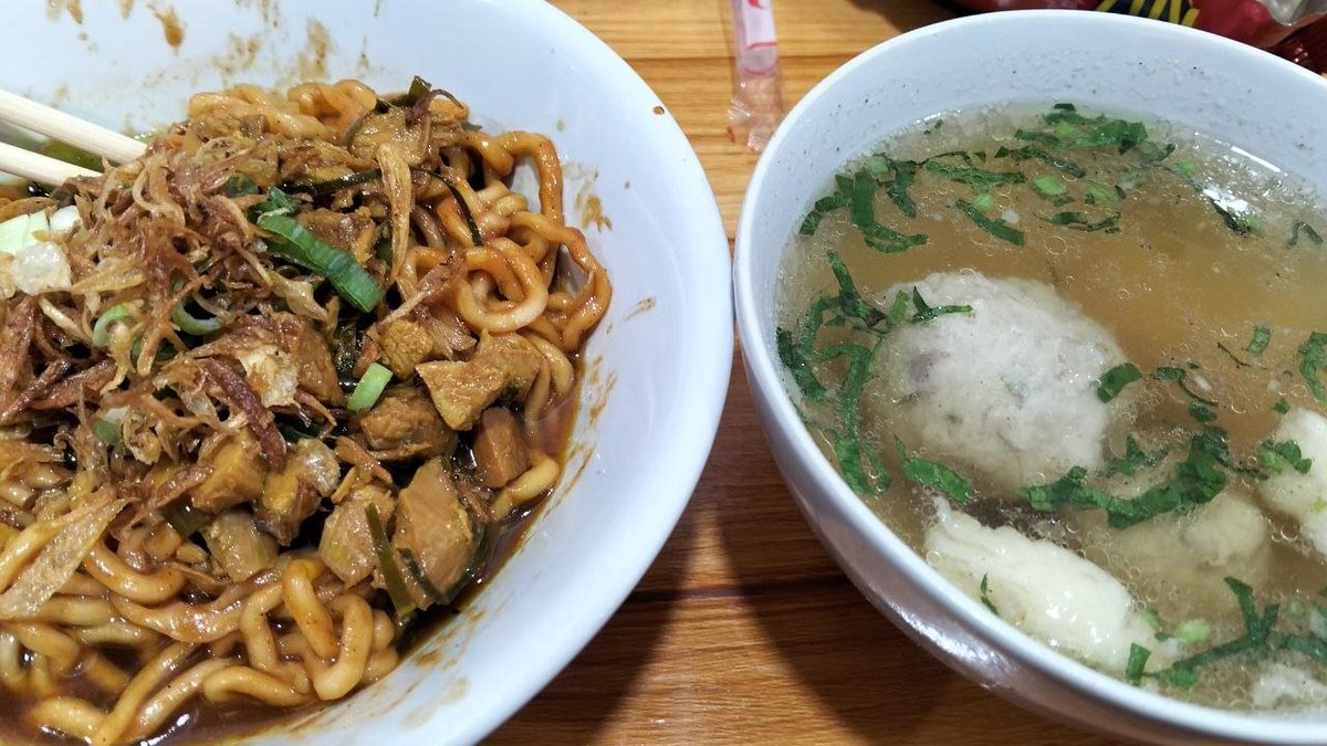 aclyssum's tweet photo. Mie date special ultah 🧊🧊 https://t.co/TY4KMc3QcN