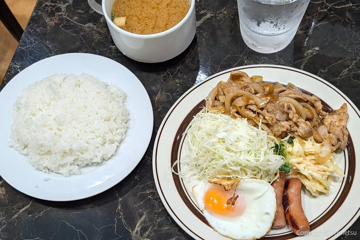 ometsu_net's tweet photo. JR中央線・高円寺駅南口の #キッチン南海 さん
カレーと定食のお店です。

しょうが焼きに目玉焼き、ウインナー付きの定食が税込950円。
このご時世、かなりのお値打ちかと！
何を食べても美味しい安心感がある。

高円寺は数軒の銭湯も点在するエリア。
気さくな定食店と銭湯のある街はやはり良い。 https://t.co/X3l3d6Jqq0