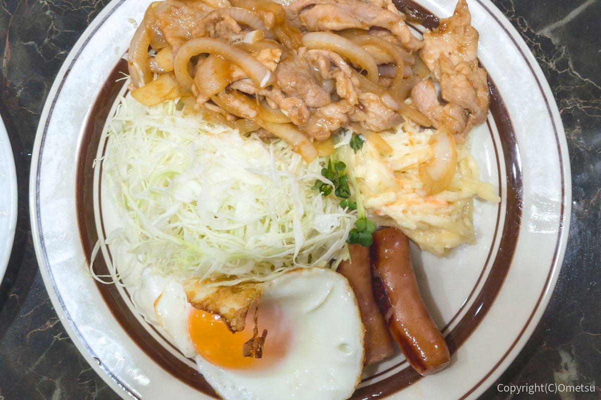 ometsu_net's tweet photo. JR中央線・高円寺駅南口の #キッチン南海 さん
カレーと定食のお店です。

しょうが焼きに目玉焼き、ウインナー付きの定食が税込950円。
このご時世、かなりのお値打ちかと！
何を食べても美味しい安心感がある。

高円寺は数軒の銭湯も点在するエリア。
気さくな定食店と銭湯のある街はやはり良い。 https://t.co/X3l3d6Jqq0