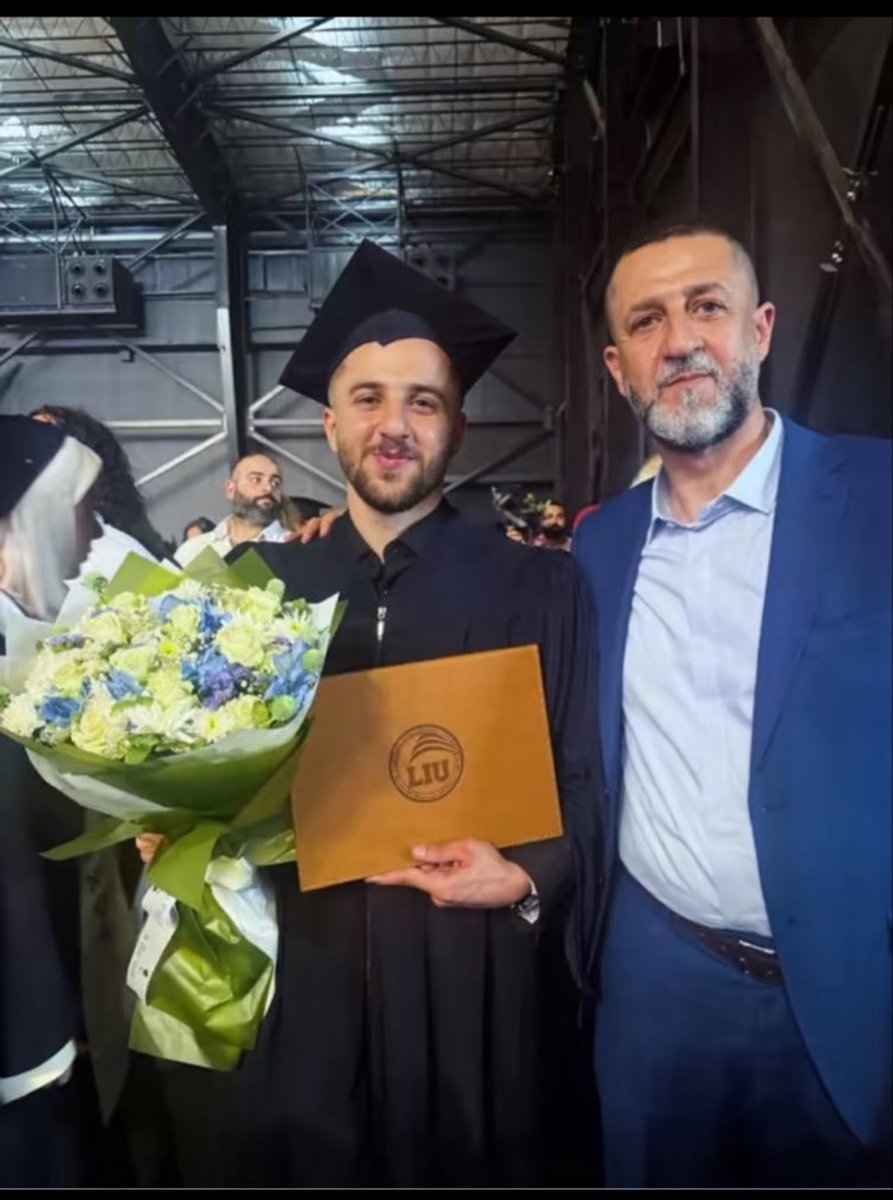 Hamoodjlwy's tweet photo. .
.

حسين مرتضى دائما يدعو أبناء الناس  إلى ( الشهادة ) في سبيل الله .. لكن لما وصل الموضوع لابنه فضل ( الشهادة ) من أجل الحياة 

صورة ..  لكل المغفلين وأبناء الخايبة اللي يضحون بأرواحهم من أجل غيرهم

. https://t.co/wjimLPD3JN