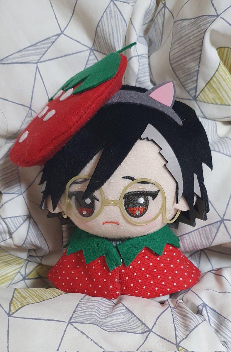 jun_rikko's tweet photo. ミシン壊れて久しぶりに手縫いしたぇどとりあえず🍓の☔先生〜 https://t.co/3K3OW9WISN
