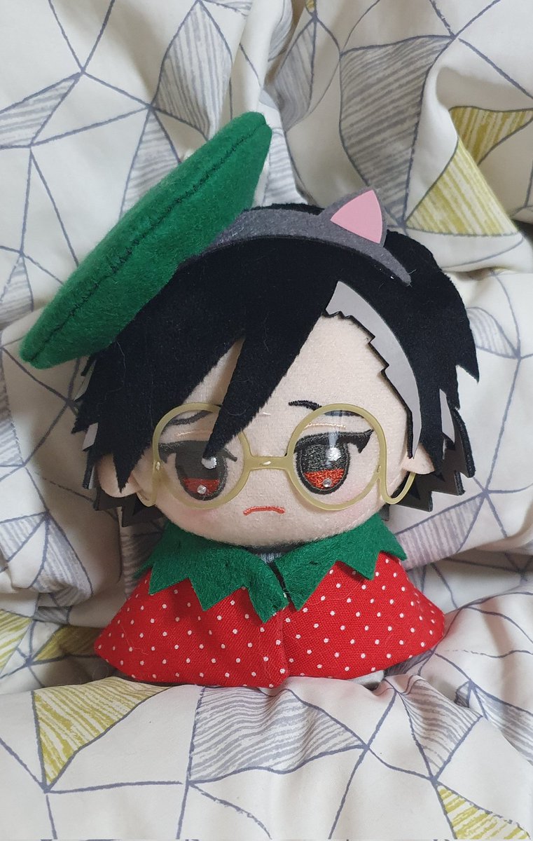 jun_rikko's tweet photo. ミシン壊れて久しぶりに手縫いしたぇどとりあえず🍓の☔先生〜 https://t.co/3K3OW9WISN