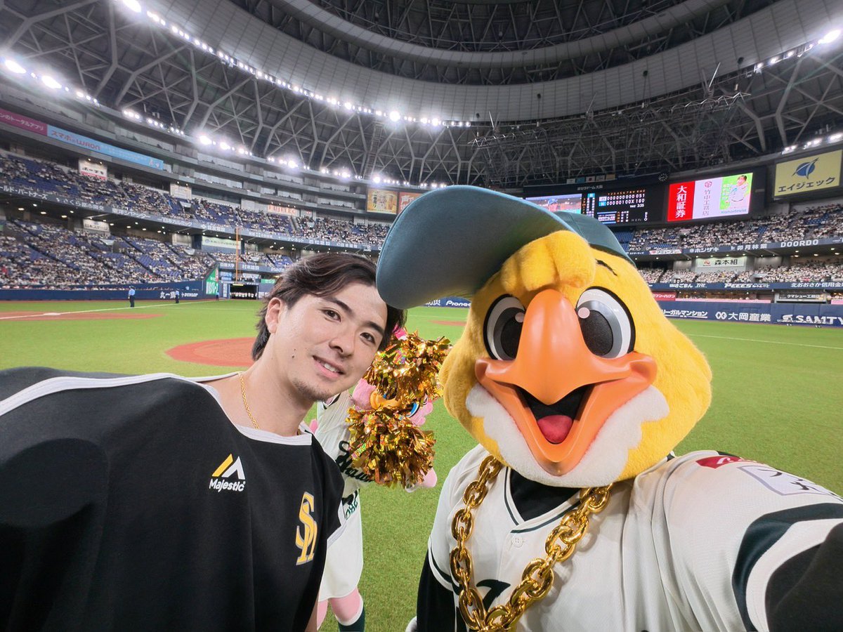 hawksHarry's tweet photo. 南海ホークス復刻ナイターin大阪
たかほー☆
ビジョンや音楽の復刻演出で、当時の熱気を感じてくれましたか？
みんなの熱い応援で、最高に楽しい1日でした！
明日は福岡に戻っての試合⚾️
必ず勝ちましょう！！
今日のヒーローは、上沢投手と大阪が地元の山本祐大選手！
#sbhawks #全新 #南海ホークス https://t.co/tWCxoFXhz7
