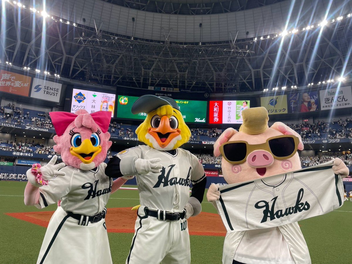 hawksHarry's tweet photo. 南海ホークス復刻ナイターin大阪
たかほー☆
ビジョンや音楽の復刻演出で、当時の熱気を感じてくれましたか？
みんなの熱い応援で、最高に楽しい1日でした！
明日は福岡に戻っての試合⚾️
必ず勝ちましょう！！
今日のヒーローは、上沢投手と大阪が地元の山本祐大選手！
#sbhawks #全新 #南海ホークス https://t.co/tWCxoFXhz7