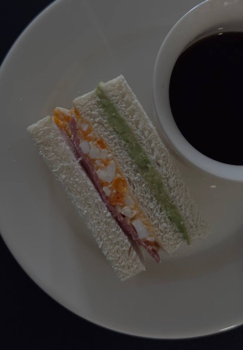 Winnie964522's tweet photo. It was as vibrant and colorful as my mood today. The sandwich was stuffed with fresh fillings, topped with juicy cantaloupe, and of course, my indispensable cup of black coffee. It provided the perfect energy for my busy day in London ππ₯ͺπ #SimpleJoys https://t.co/vi48Soe1z7