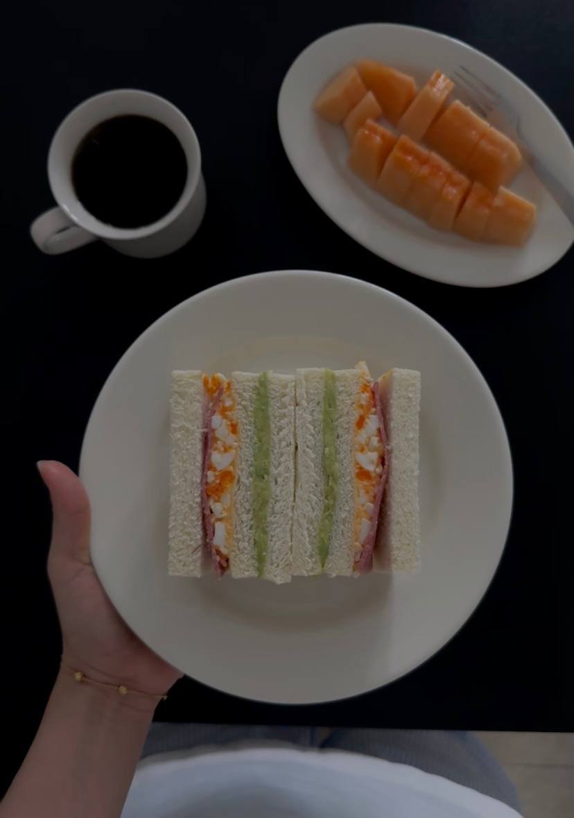 Winnie964522's tweet photo. It was as vibrant and colorful as my mood today. The sandwich was stuffed with fresh fillings, topped with juicy cantaloupe, and of course, my indispensable cup of black coffee. It provided the perfect energy for my busy day in London ππ₯ͺπ #SimpleJoys https://t.co/vi48Soe1z7