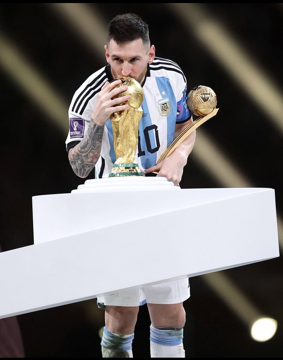 weirdraphael10's tweet photo. You can debate and have different views on who is more influential between him and messi

But if for a second you believe Robaldo is greater than Messi then there’s something wrong with you

Messi doesn’t just have the World Cup, most balon d’or and most golden boot just dumbass to say Ronaldo is greater 😭😭