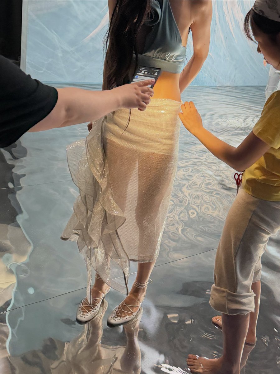 joyshoneyvoice's tweet photo. Finally found it out! 
It was Stylist Sojeanne Kim who also styled JOY for the velvet summer comeback teasers/mv 😍 https://t.co/yLINPLpqIV