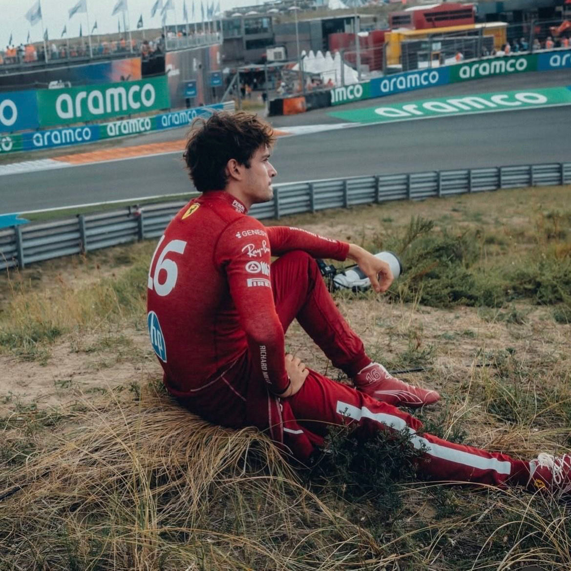 TinoCLeclerc's tweet photo. La próxima carrera es en Zandvoort 🇳🇱

Como olvidar cuando Leclerc abandonó porque Antonelli lo chocó y el tipo se quedó en el cerro haciendo una sesión de fotos triste 😭😭 https://t.co/TUaFv4qiFg