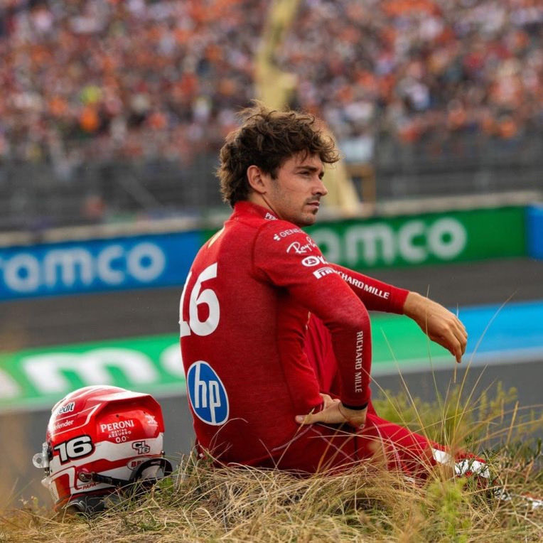 TinoCLeclerc's tweet photo. La próxima carrera es en Zandvoort 🇳🇱

Como olvidar cuando Leclerc abandonó porque Antonelli lo chocó y el tipo se quedó en el cerro haciendo una sesión de fotos triste 😭😭 https://t.co/TUaFv4qiFg