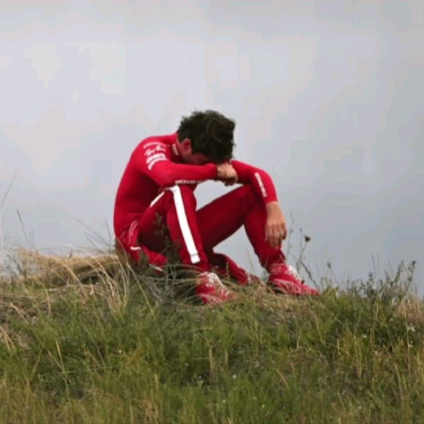 TinoCLeclerc's tweet photo. La próxima carrera es en Zandvoort 🇳🇱

Como olvidar cuando Leclerc abandonó porque Antonelli lo chocó y el tipo se quedó en el cerro haciendo una sesión de fotos triste 😭😭 https://t.co/TUaFv4qiFg