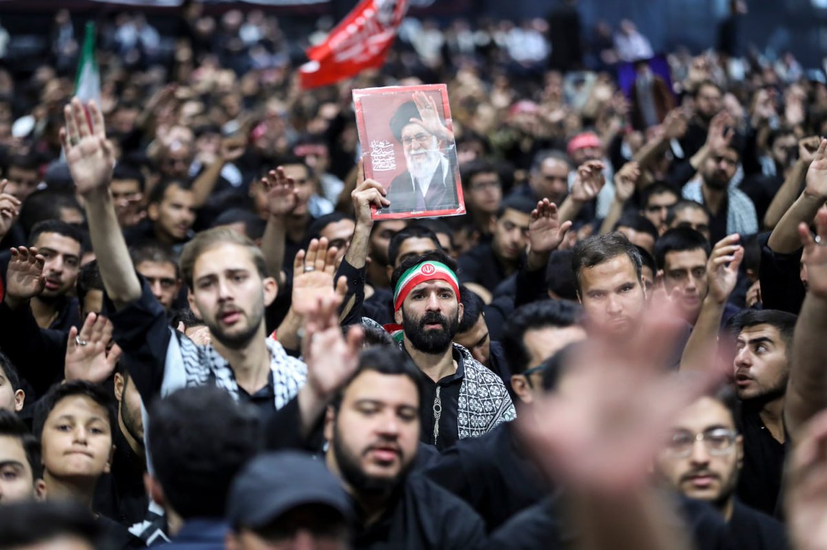 tr_khamenei_ir's tweet photo. Hüseyni Erbain'in yıl dönümüyle eş zamanlı olarak, binlerce öğrenci İslam Devrimi'nin şehit liderinin şehit edildiği kutsal yükseliş yerinde hazır bulunarak Ayetullah Uzma Şehid Seyyid Ali Hüseyni Hamaney Hazretlerinin hatırasını andı.
#Erbain #Hamaney https://t.co/Yxqvs8ws2T