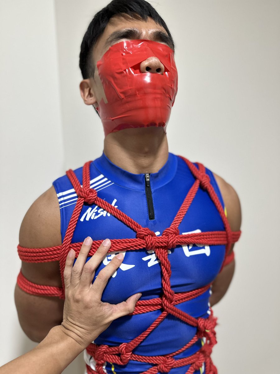 ropeNpolish's tweet photo. Can he run off now? Wanna test him?
他還能逃走嗎？想要試試他嗎? 

Model: @jocktied 
🪢: @ropeNpolish 

#男子緊縛 #赤縄 https://t.co/HcC8XgCUZr
