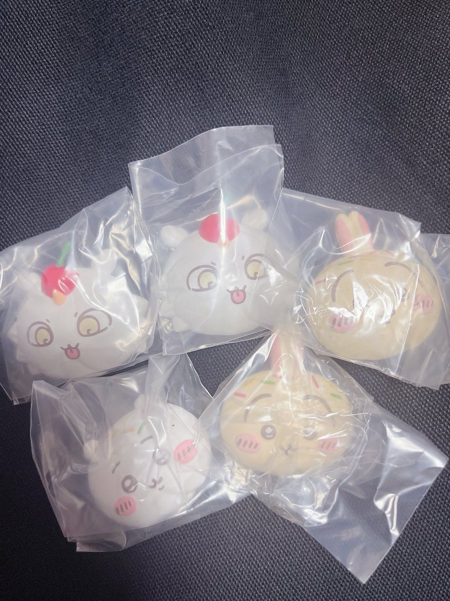 ___ercy_p's tweet photo. 朝に買った店舗、帰り道にそろっと覗いたらまだ1箱くらい残っててびっくりしたの。。少し迷って追加で5個購入した結果がこちら。⇣

うさぎ2つも引けたの嬉しい🤍🤍🐰
今回ちいかわとあのこ率が高かった（笑）ﾓﾓｲﾅｲ！ https://t.co/eaWL8Egu87