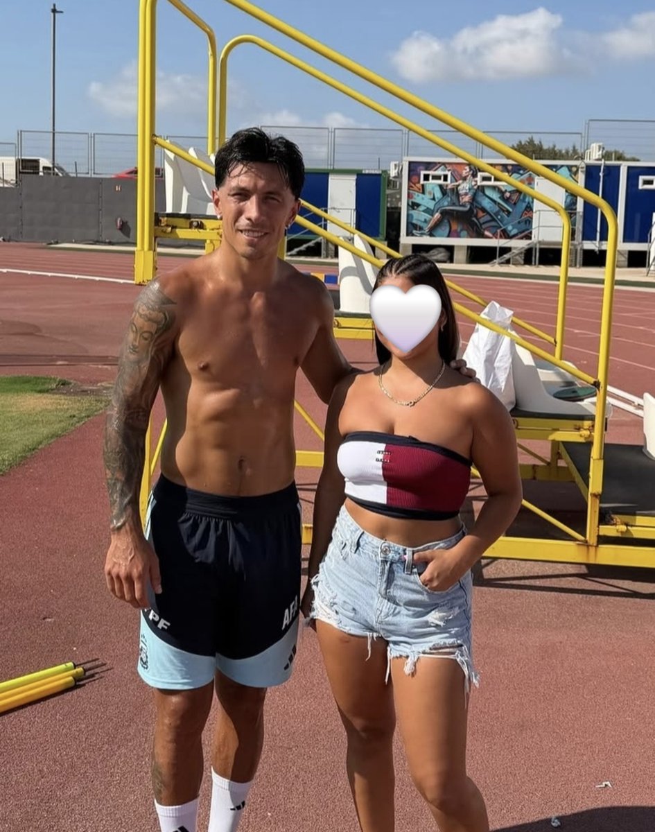 otbmrtnz's tweet photo. imaginate encontrarte a licha en cuero, sacarte una foto y que encima te regale la camiseta ?????? el sueño de tu vida https://t.co/TCwxtzRMrn