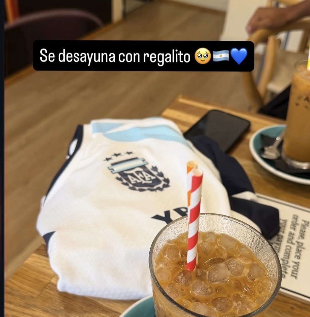 otbmrtnz's tweet photo. imaginate encontrarte a licha en cuero, sacarte una foto y que encima te regale la camiseta ?????? el sueño de tu vida https://t.co/TCwxtzRMrn