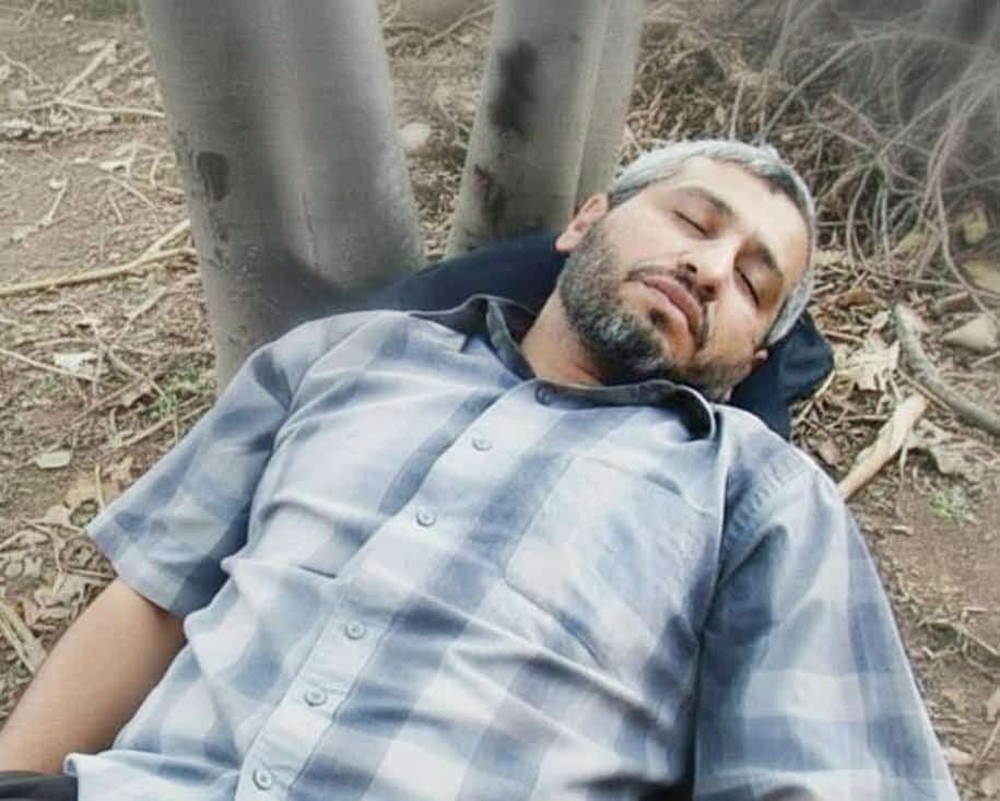 AbdullahSayedAh's tweet photo. ورد في الأثر أن رجلاً سأل النبي ﷺ عن عمل يدرك به فضل المجاهدين، فقال: «لَوْ قُمْتَ اللَّيْلَ وَصُمْتَ النَّهَارَ، لَمْ تَبْلُغْ نَوْمَ المُجَاهِدِ فِي سَبِيلِ اللَّهِ».

صورة أرشيفية لأبو خالد الضيف تقبّله الله نائماً أسفل شجرة بعد اجتماع مع قيادات في لواء خانيونس. https://t.co/6GWnXwSqDd