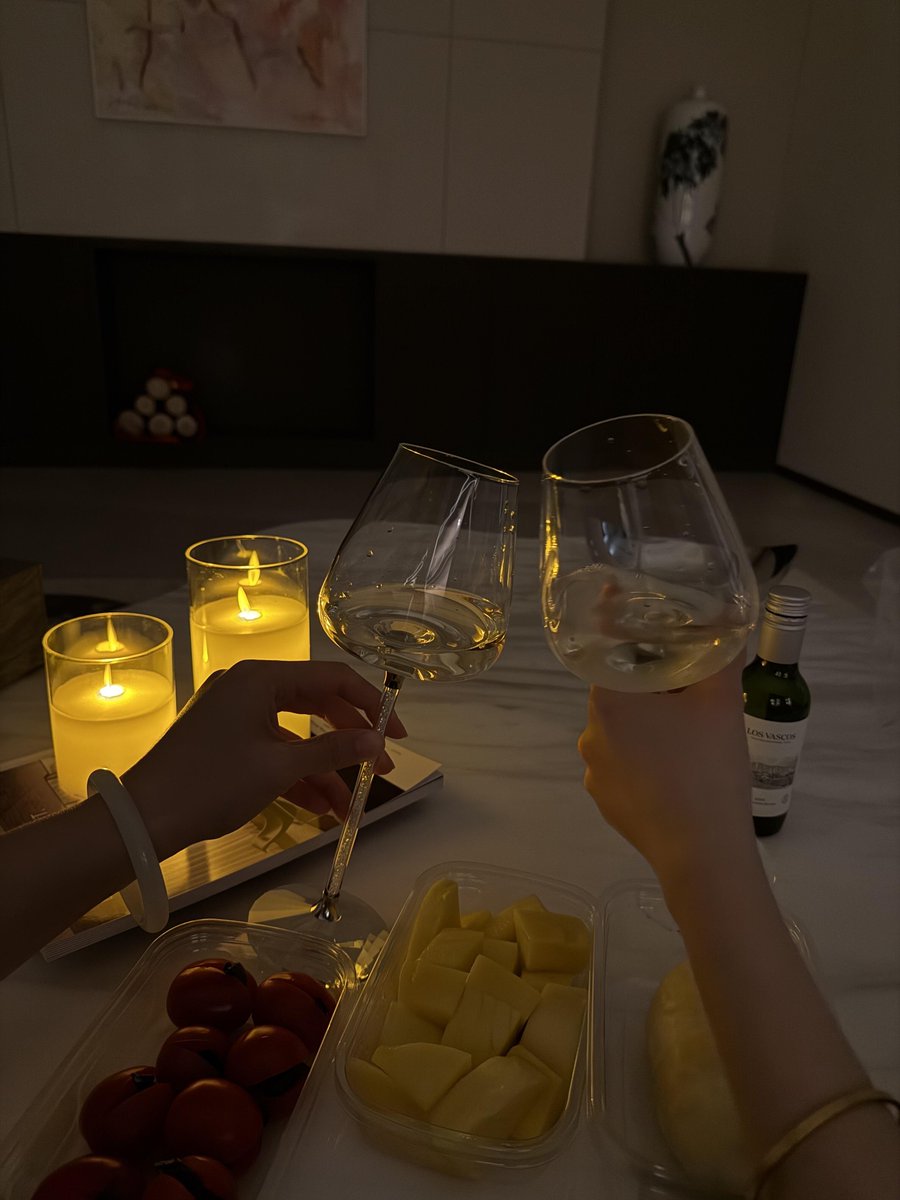 Vector_Alliance's tweet photo. Having a few drinks with friends, listening to music, and just relaxing feels really nice. https://t.co/fE3D7kgIAp
