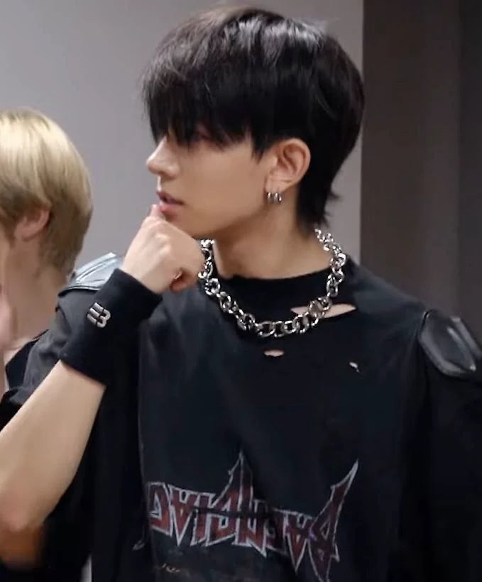 hsngpilled's tweet photo. keep the scissors FAR AWAY from heeseung

we NEED that black hair mullet 😭🫳 https://t.co/zKBuLiJMF4