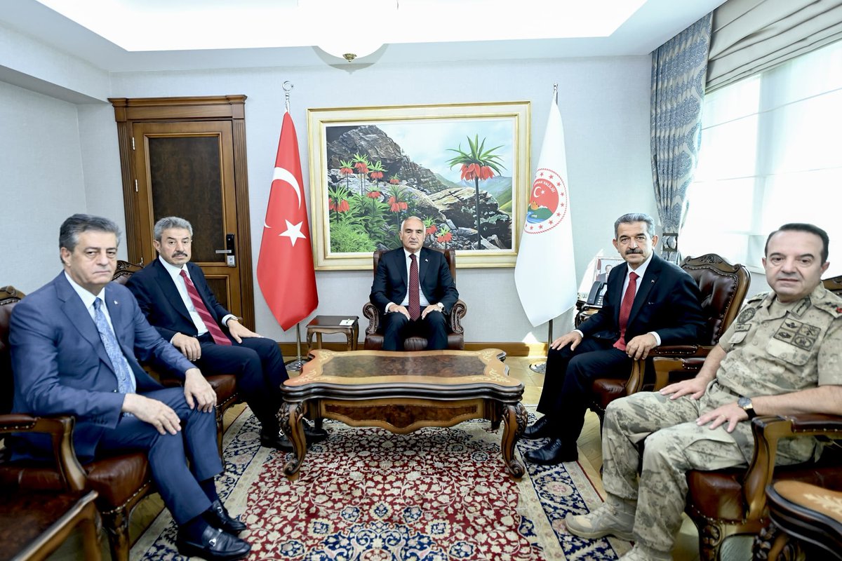 TatarArslan's tweet photo. 📍 Şırnak Valiliği

Kültür ve Turizm Bakanımız Sayın Mehmet Nuri Ersoy, Belediye Başkanımız Sayın Mehmet Yarka, İl Başkanımız Sayın İbrahim Halil Erkan, MHP İl Başkanı Sayın Koçero Saluci ve il protokolümüz ile birlikte Valimiz Sayın Birol Ekici’yi makamında ziyaret ederek, ilimizde kültür ve turizm alanında yürütülen çalışmalar ile hayata geçirilmesi planlanan projeler üzerine istişarelerde bulunduk.

Şehrimizin kültürel değerlerini daha da ileriye taşıyacak çalışmalarımız devam edecek. 

Sayın Valimize nezaketler için teşekkür eder, görevlerinde başarılar dilerim.

@TCKulturTurizm 
@MehmetNuriErsoy 
@SirnakValiligi 
@BirolEkici73