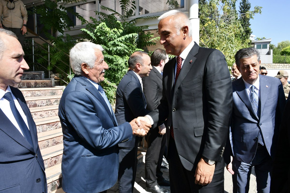 TatarArslan's tweet photo. 📍 Şırnak Valiliği

Kültür ve Turizm Bakanımız Sayın Mehmet Nuri Ersoy, Belediye Başkanımız Sayın Mehmet Yarka, İl Başkanımız Sayın İbrahim Halil Erkan, MHP İl Başkanı Sayın Koçero Saluci ve il protokolümüz ile birlikte Valimiz Sayın Birol Ekici’yi makamında ziyaret ederek, ilimizde kültür ve turizm alanında yürütülen çalışmalar ile hayata geçirilmesi planlanan projeler üzerine istişarelerde bulunduk.

Şehrimizin kültürel değerlerini daha da ileriye taşıyacak çalışmalarımız devam edecek. 

Sayın Valimize nezaketler için teşekkür eder, görevlerinde başarılar dilerim.

@TCKulturTurizm 
@MehmetNuriErsoy 
@SirnakValiligi 
@BirolEkici73