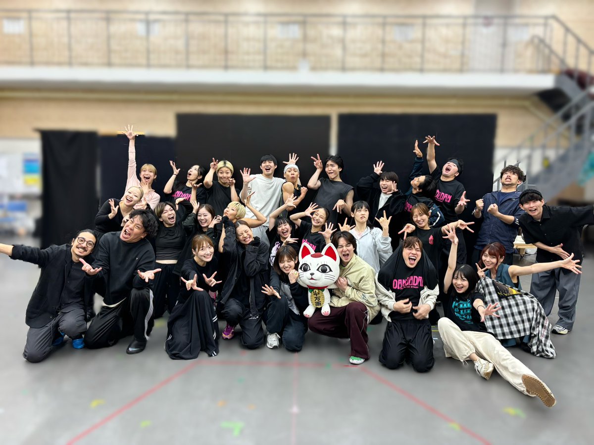 stage_dandadan's tweet photo. 👻稽古場より👽

本日は初の通し稽古でした🏃‍♂️ ˊ˗ 

＼通し稽古おつかれさまー！／
ということで、キャスト&amp;スタッフのみんなで📸

暑さに負けず、稽古に励んでまいります✊

#舞台ダンダダン https://t.co/8pRDzXb57h