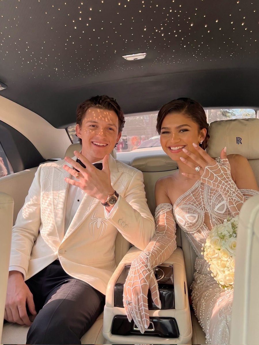 trendingsnap's tweet photo. Tom Holland &amp; Zendaya. THE DAY THEY GOT WEDDED❤️💍

One of Hollywood's most loved celebrity couples. Be happy for them https://t.co/HA1xhGDetp