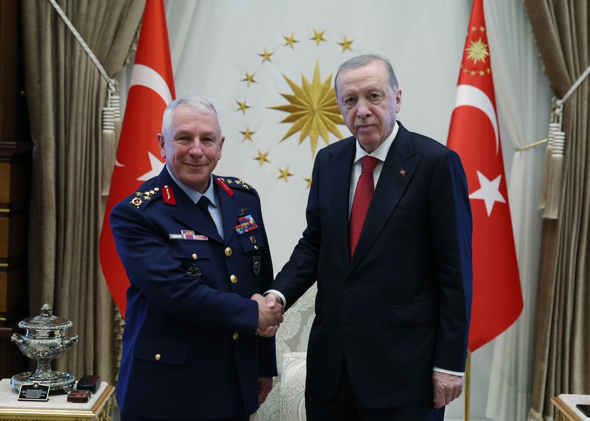 tcbestepe's tweet photo. Yüksek Askerî Şûra kararıyla emekliye sevk edilen Hava Kuvvetleri Komutanı Orgeneral Ziya Cemal Kadıoğlu, Cumhurbaşkanlığı Külliyesinde Cumhurbaşkanımız Sayın @RTErdogan’a veda ziyaretinde bulundu. https://t.co/FgTPGLsKRG