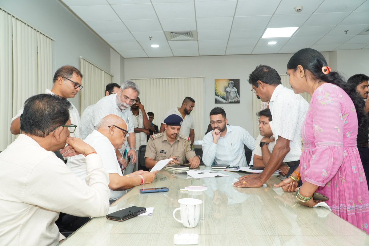 digambarkamat's tweet photo. Conducted a Public Grievance Meeting at the South Goa District Collectorate, where citizens from across the district came forward to share their concerns and suggestions. Together, we continue to build a stronger and more accountable administration.

 #PublicService https://t.co/e0YGQWyyHT
