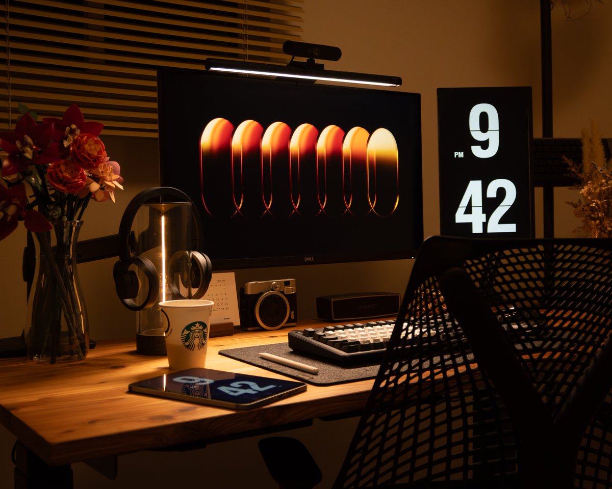 DemoOkan's tweet photo. テレワーク中のワークアウトにしゃがんだり昇ったりしました🪜

#desksetup https://t.co/fVhAggE8C2