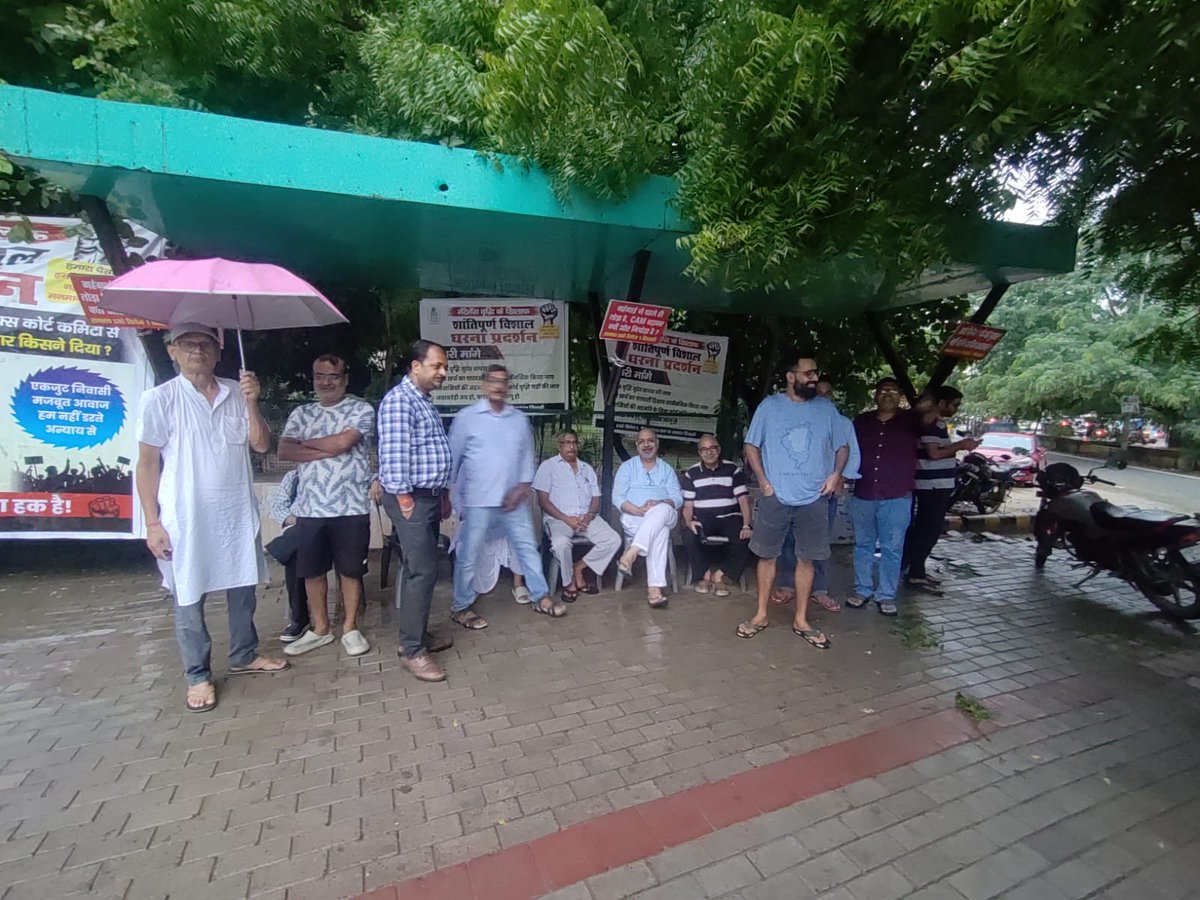 Dk2010Kishor's tweet photo. Supertech Eco Village 1 में CAM वृद्धि के विरुद्ध शांतिपूर्ण धरने का आज तीसरा (3) दिन। बुजुर्ग, महिलाएँ और युवा लगातार बारिश में भीगकर शांतिपूर्ण विरोध कर रहे हैं। इसके बावजूद प्रशासन द्वारा टेंट ⛺️ लगाने की अनुमति नहीं दी जा रही है।
@dmgbnagar @DCPGreaterNoida @DCP_Noida @SHObisrakh @OfficialGNIDA - कृपया तत्काल संज्ञान लें और शांतिपूर्ण धरने के लिए टेंट लगाने की अनुमति प्रदान करें। कहीं ऐसा न हो कि बारिश और प्रतिकूल मौसम के कारण कोई अप्रिय घटना हो जाए, जिसकी जिम्मेदारी तय करनी पड़े।
@myogiadityanath @myogioffice - माननीय मुख्यमंत्री जी - आम निवासी कहाँ जाए? कौन है आम जनता की बात सुनने के लिए। आपसे उम्मीद है कृपया संज्ञान लें। 
हमारी मांग केवल अवैध CAM वृद्धि वापस लेने की है। 
Supertech/YG Estates को ना ही पुलिस प्रदर्शन का डर है ना ही शासन का ना ही निवासियों का।

#SupertechEcoVillage1 #CAMHike #PeacefulProtest #GreaterNoidaWest #NoidaExtension
@dr_maheshsharma @tejpalnagarMLA @iabhishek4bjp @LokeshTyagiGBN @ShrichandSharma @BJP4Bisrakh