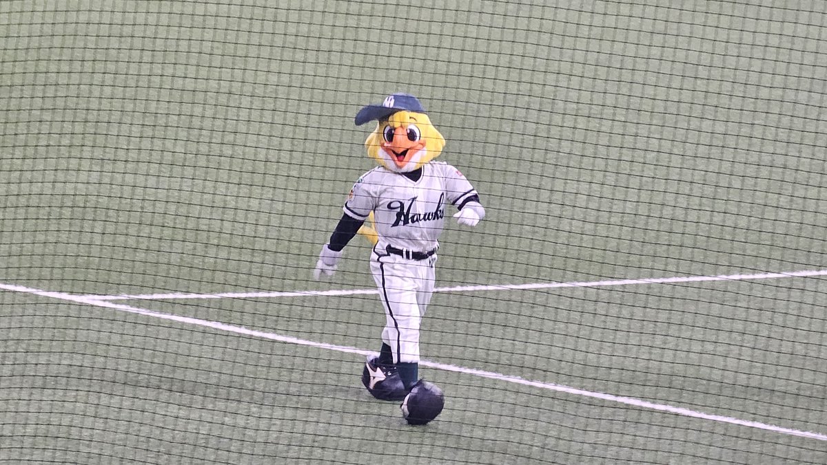 KING_Qupon's tweet photo. 今日は京セラドームでソフトバンク対日ハムの南海ホークス復刻ナイター♪
京セラドーム近辺出身の山本祐大がヒーローインタビューしてるの熱かった(*^^*) https://t.co/rwFxqxfAaT