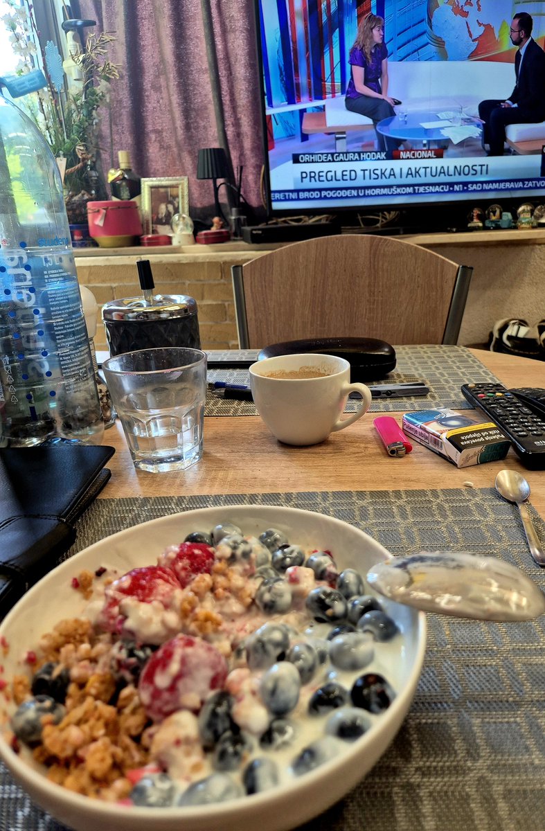 MERIsamoMeri's tweet photo. Slike govore više od riječi😅 ovo sam ja 38° posli doručka do peškarije kupila tri lignje napravila salatu,odnila lignje u restoran na grill nije mi daleko kod mene su u prizemlju🤗 ručala,popila čašu biloga sad ne mogu mrdnit🤗 https://t.co/PANJPjTOf9