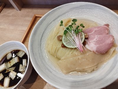 bamboodream7's tweet photo. ミナミの東京発のつけ麺専門店で久しぶりに昆布水つけ麺を注文。サッパリしたお味で暑い夏でも美味しく頂きました。 https://t.co/mW9d3AxItY