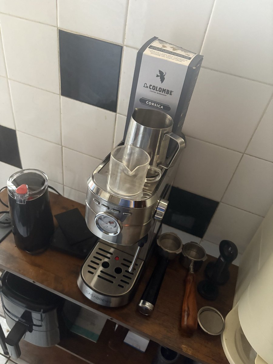 KaffeineKarma's tweet photo. I didn’t wanna be a coffee fraud that only drinks instant coffee… so I bought an espresso machine https://t.co/AWmSWRlRJz