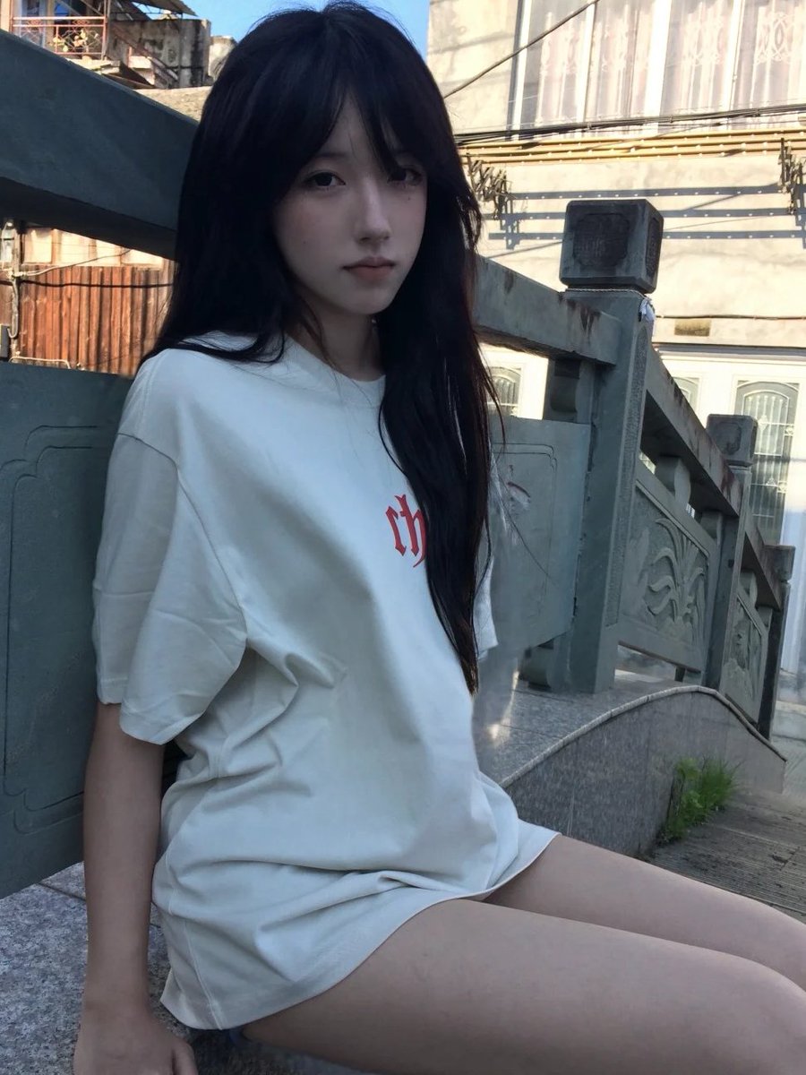 Berniece46359's tweet photo. A series of snapshots taken by the old bridge; simple outfits, yet still very photogenic ✨ The old-world charm of the street scene carries a subtle sense of history.
#CoolAndQuietPhotography #StreetShots https://t.co/S3BBrolPgz