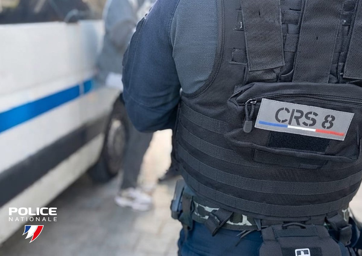 PoliceNat76's tweet photo. #AntiStups | Le 30/07, la #PoliceNationale de la #SeineMaritime a mené une opération sur les secteurs #StSever et #Sablière à #Rouen et #ChateauBlanc @SER avec l'appui de la #CRS8 :
❌2 interpellations
❌ découverte de résine de cannabis, cocaïne et munitions
#Protéger ! https://t.co/dXK26Php06