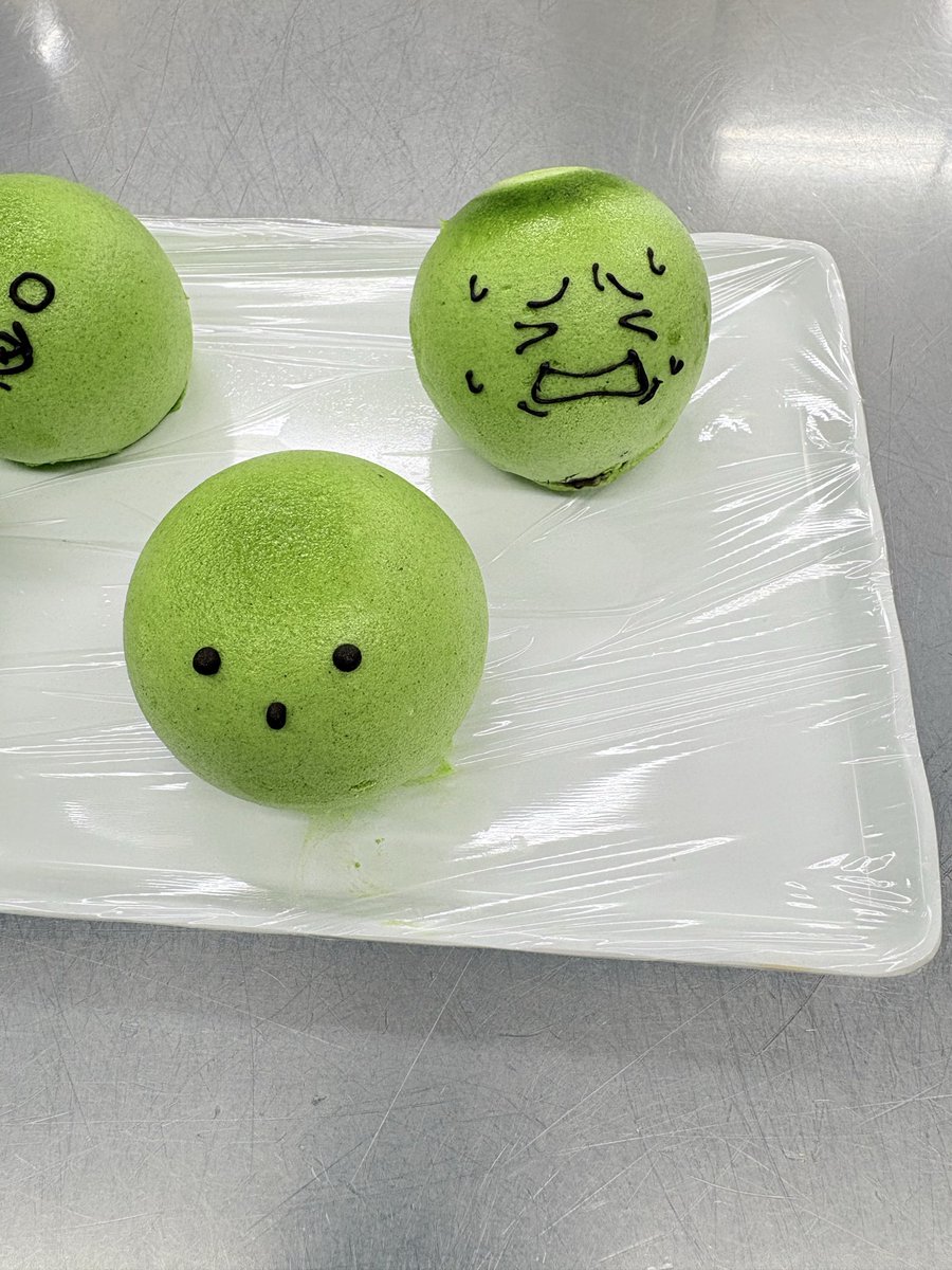 tibimaro1110's tweet photo. zmさん作った
お菓子なのでもちろん食べられますよ🎂
これが推しを食べる（物理）
１個だけカッパみたいになったのは見逃してください https://t.co/wiMyX6cupq