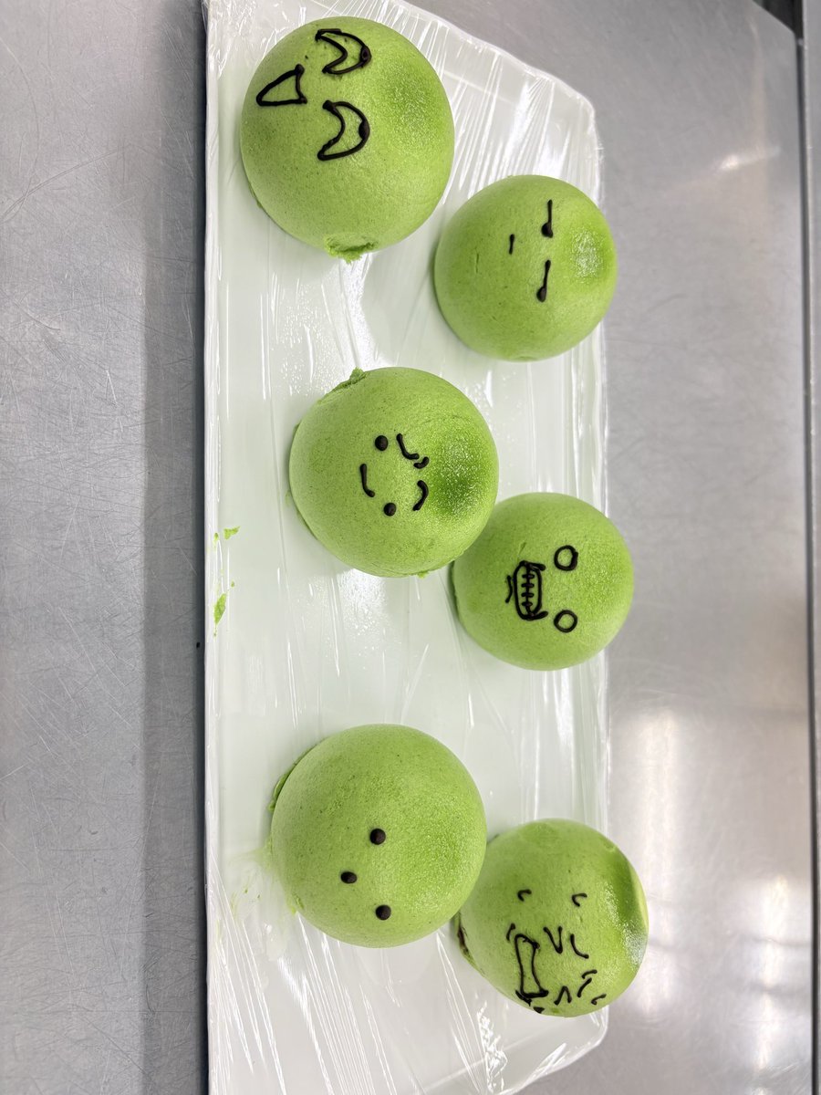 tibimaro1110's tweet photo. zmさん作った
お菓子なのでもちろん食べられますよ🎂
これが推しを食べる（物理）
１個だけカッパみたいになったのは見逃してください https://t.co/wiMyX6cupq