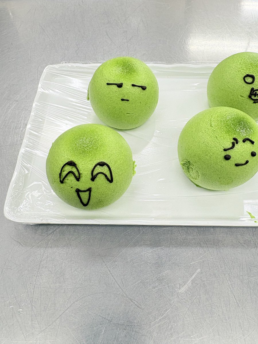tibimaro1110's tweet photo. zmさん作った
お菓子なのでもちろん食べられますよ🎂
これが推しを食べる（物理）
１個だけカッパみたいになったのは見逃してください https://t.co/wiMyX6cupq
