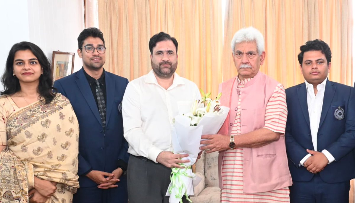 manojsinha_'s tweet photo. Today interacted with Indian Corporate Law Service Officer Trainees. I highlighted that India’s economic credibility rests on transparency, accountability & trust. The Indian Corporate Law Service stands as a guardian of corporate governance and they must ensure investors' confidence and inclusive growth for Viksit Bharat@2047.
