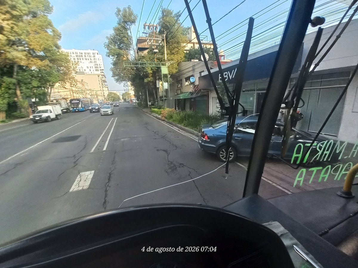 oscargarcia131's tweet photo. Todos los días es el mismo problema en C. Canarias 710 (colonia Portales Sur). Los clientes de la sucursal bancaria invaden el carril de contraflujo, obligando a los autobuses a maniobrar con riesgo. @SSC_CDMX @OVIALCDMX @BJAlcaldia urge presencia de grúas y sanciones aquí. https://t.co/ZPnneYq5rY