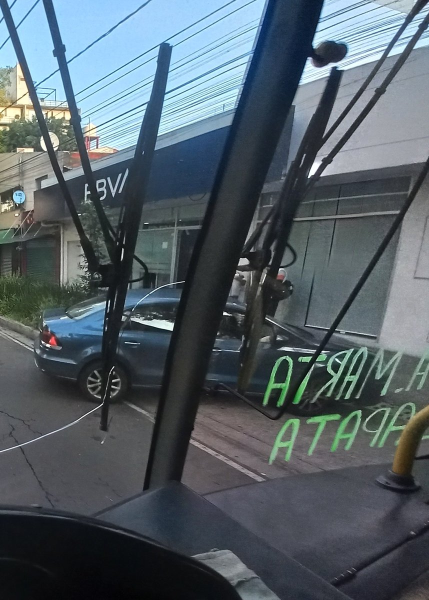 oscargarcia131's tweet photo. Todos los días es el mismo problema en C. Canarias 710 (colonia Portales Sur). Los clientes de la sucursal bancaria invaden el carril de contraflujo, obligando a los autobuses a maniobrar con riesgo. @SSC_CDMX @OVIALCDMX @BJAlcaldia urge presencia de grúas y sanciones aquí. https://t.co/ZPnneYq5rY