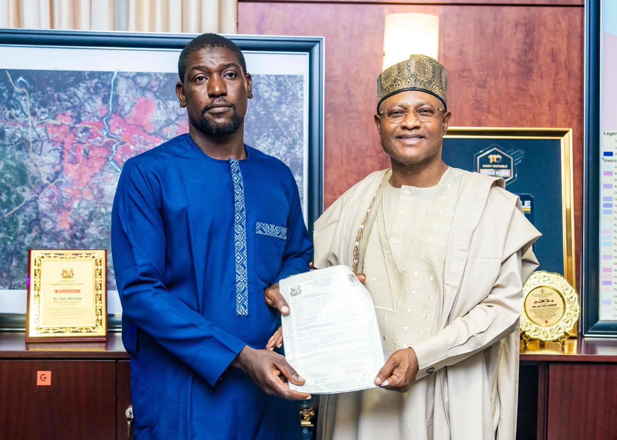 Waspapping_'s tweet photo. Governor Uba Sani received Mrs. Sarah Achi, wife of the late Ven. Edwin Achi, and Mal. Usman Aliyu, husband of the late Ummulkhair Aliyu, who was a victim of the unfortunate incident of jungle justice in Maraban Jos, on visits to express their appreciation to the Governor. 

Accompanied by the Archbishop of Kaduna Diocese, Most Rev. Timothy Yahaya, and Sheikh Haliru Maraya respectively, they thanked the Governor for fulfilling his promise of providing housing, financial support, and educational assistance, while commending his compassionate, inclusive, and people-centred leadership.

Governor Uba Sani said that the gesture forms part of his administration’s broader support programme, under which 100 housing units have been distributed to victims of banditry across Kaduna State, reaffirming his commitment to restoring hope and dignity to affected families.

#WorkingForKaduna