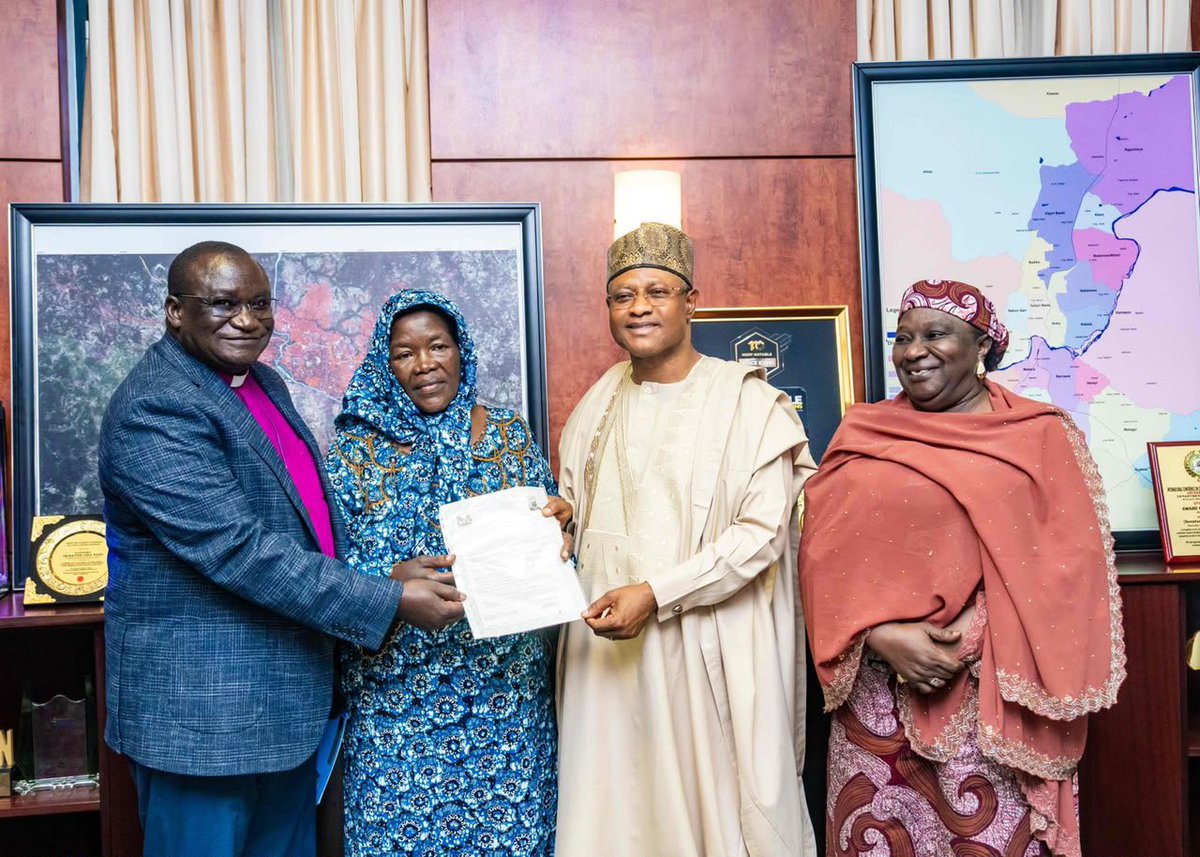 Waspapping_'s tweet photo. Governor Uba Sani received Mrs. Sarah Achi, wife of the late Ven. Edwin Achi, and Mal. Usman Aliyu, husband of the late Ummulkhair Aliyu, who was a victim of the unfortunate incident of jungle justice in Maraban Jos, on visits to express their appreciation to the Governor. 

Accompanied by the Archbishop of Kaduna Diocese, Most Rev. Timothy Yahaya, and Sheikh Haliru Maraya respectively, they thanked the Governor for fulfilling his promise of providing housing, financial support, and educational assistance, while commending his compassionate, inclusive, and people-centred leadership.

Governor Uba Sani said that the gesture forms part of his administration’s broader support programme, under which 100 housing units have been distributed to victims of banditry across Kaduna State, reaffirming his commitment to restoring hope and dignity to affected families.

#WorkingForKaduna