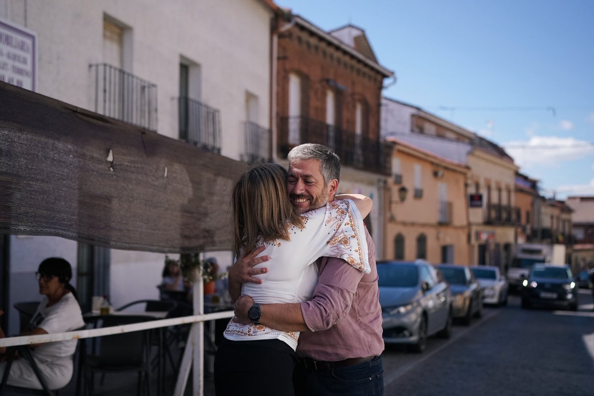 MA_GarciaMartin's tweet photo. Avanzamos en la #Reconstrucción de la Sierra Oeste con más medios y servicios.

En Cadalso de los Vidrios, Cenicientos y Rozas de Puerto Real hemos presentado un servicio de asesoramiento laboral a los afectados y una flota de coches compartidos para los que han perdido el suyo. https://t.co/g1wTWVPoRT