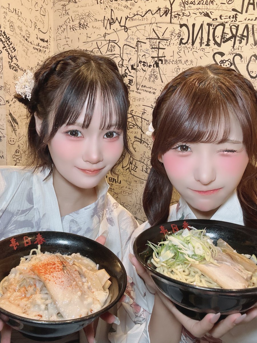 cherie_hana's tweet photo. 今日は【春日亭新宿西口店】さんに行ってきました♡ひさびさのあったかいしょうゆ油そば給油🍜店内の壁とポスターにサインさせて頂いたのでみんな探してみてね！店長さんもとっても優しくて浴衣の私達へのお心遣いにも感謝🥲🧡今日もすごく美味しかったです！油とうございました！ https://t.co/HMot8M46UR