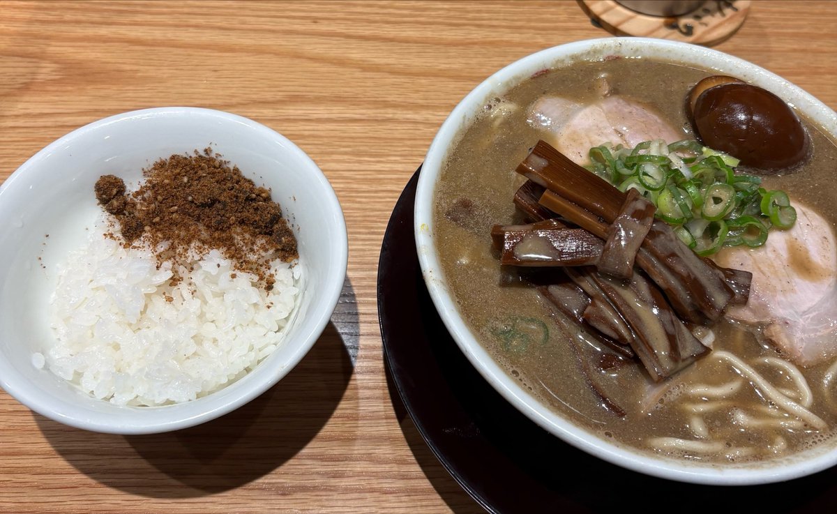 pyama62's tweet photo. 会社帰りに東京ラーメンストリートへ
津軽煮干ひらこ屋さんで晩御飯

・こいくち煮干+完熟照り煮玉子、ニボ出汁メンマ
・生煮干ふりかけごはん

今日はこいくちとメンマを欲していたジジイ

途中でラーメンダレとBPで味変

うまい！

そしてお約束の🍚スープイン

最後までうまい！

ご馳走様でしたー https://t.co/VxtHv0ORpN